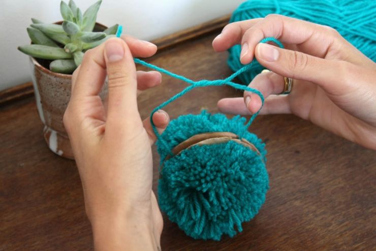 Hogyan készítsünk pom-pomot szőrből, fonalból vagy cérnából készült kalaphoz-mesterkurzus a pom-pom kötéséről, fotó és videó utasítások