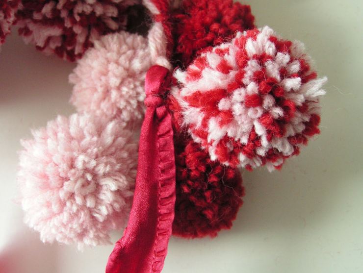 Hogyan készítsünk pom-pomot szőrből, fonalból vagy cérnából készült kalaphoz-mesterkurzus a pom-pom kötéséről, fotó és videó utasítások