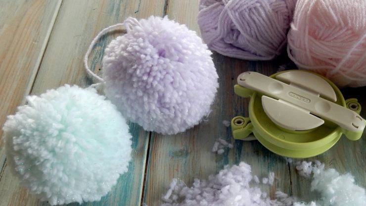 Hogyan készítsünk pom-pomot szőrből, fonalból vagy cérnából készült kalaphoz-mesterkurzus a pom-pom kötéséről, fotó és videó utasítások
