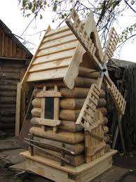 Als u wilt, kunt u een decoratieve molen in elk deel van uw site plaatsen, of het nu een weiland of een hoek van een tuin is. Er is een landschapsstijl, dit is wanneer de decorelementen zich op afstand van elkaar bevinden en nergens mee verbonden zijn.