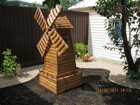 Het is noodzakelijk om de wieken zo aan de structuur van de molen te bevestigen dat ze vrij van de wind kunnen draaien. Vervolgens moet de afgewerkte structuur van de decoratieve molen worden gevernist of geverfd en op de site worden geplaatst, op een geschikte