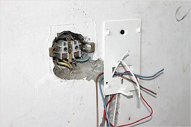 Foto - Een thermostaat installeren en draden aansluiten