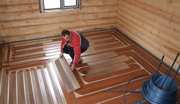 In een houten vloer kunnen uitsparingen voor leidingen gemaakt worden