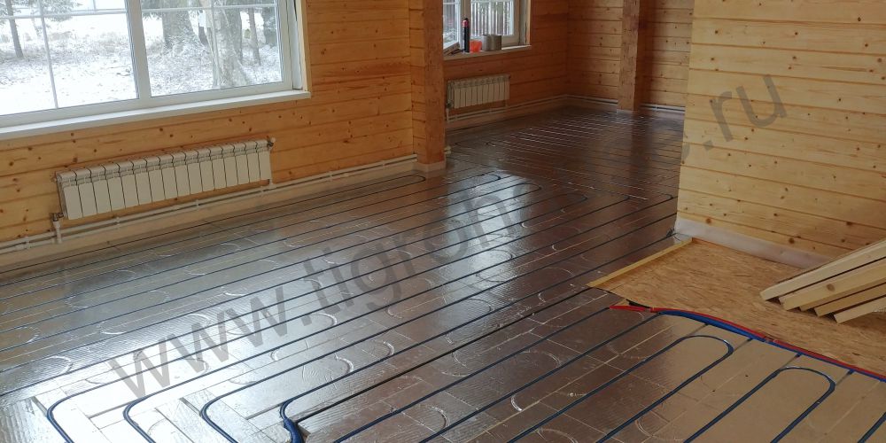 installatie van een water-vloerverwarming in een houten huis