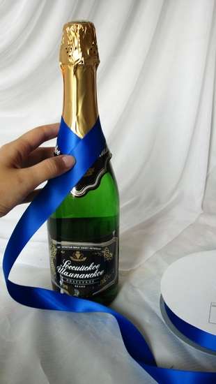 decorate champagne for the new year