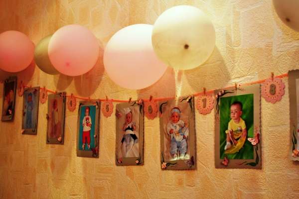 versier de kamer voor de verjaardag van het kind met onze eigen handen foto