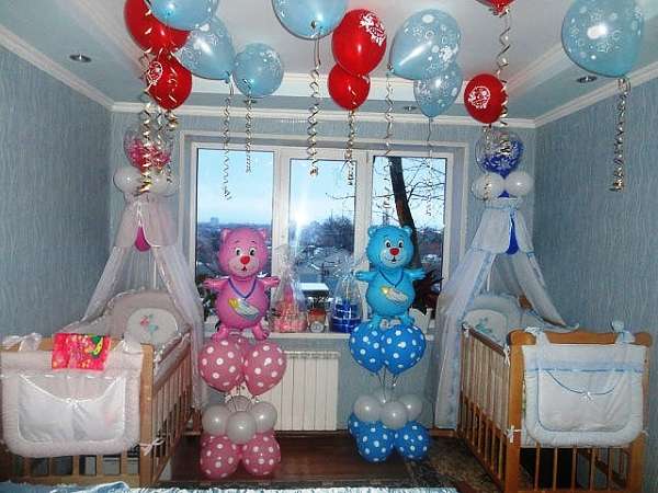 versier de kamer prachtig voor de verjaardag van de baby