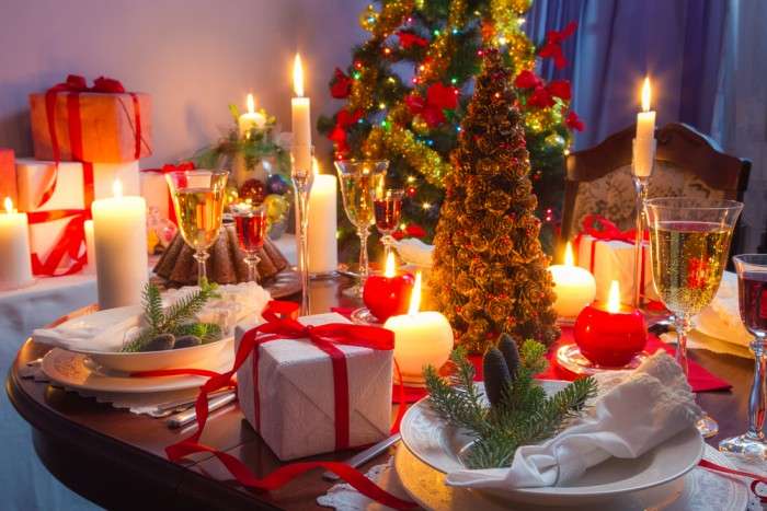 Foto: we voeren het decor van de nieuwjaarstafel met onze eigen handen uit. Hoe versier je een feestelijke tafel www.svoimi-rukamy.com