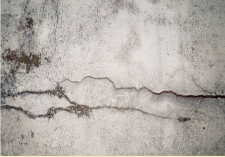 Scheuren in betonnen muren verwijderen