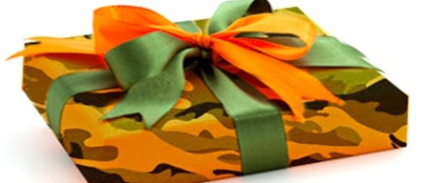 een geschenk aan de jongen voor de Dag van de Verdediger van het Vaderland