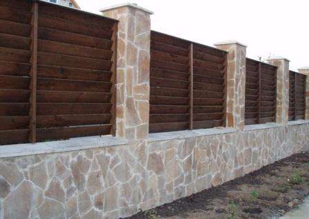 stenen omheining met hout