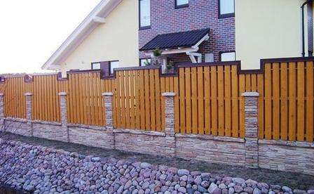 Standaard combinatie van een combinatie schutting van steen en hout