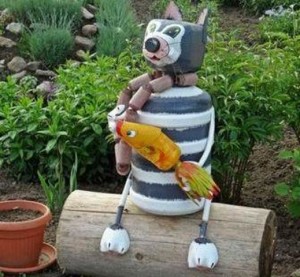 Craft for the garden cat from plastic bottles