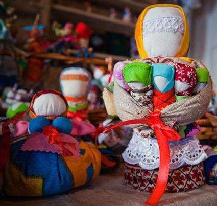Moderne ontwerpers hebben ook hun hand in deze richting gestoken - dankzij hun inspanningen zijn de Dolls een noodzakelijk accessoire geworden in sommige interieurs.