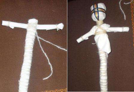 Het is tijd om te beginnen met het maken van de torso. Om dit te doen, moet je twee snippers stof (voor het lichaam en de armen) nemen en er twee strakke buizen uit rollen.