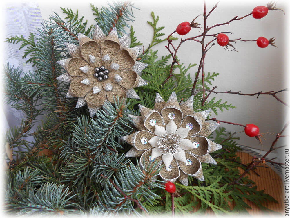bloemen op een kerstboom gemaakt van Damascus stof - www.svoimi-rukamy.com