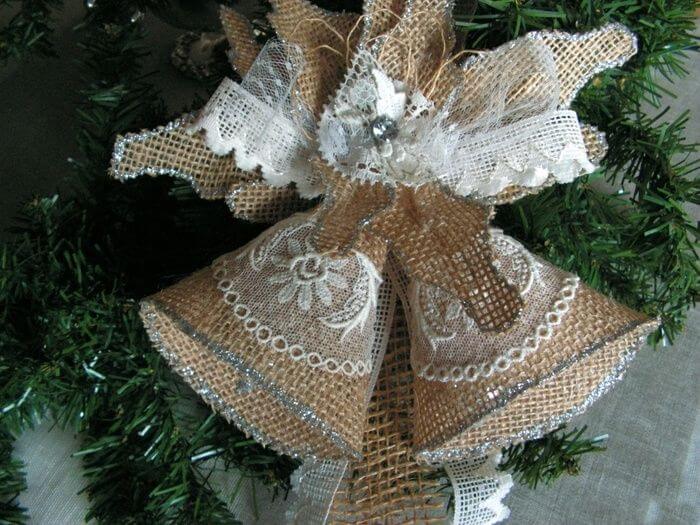 bellen van jute op een kerstboom - nieuwjaarsambacht