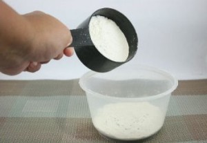 Trzeba wziąć małą miskę i wsypać do niej 400 gram mąki
