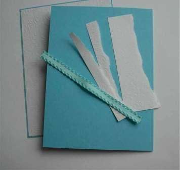 Z grubego turkusowego papieru wytnij prostokąt o wymiarach 14 × 18 cm. Złóż ten papier równo na pół. Następnie z białego papieru wytnij mniejszy prostokąt - 13 × 17 cm. Za pomocą taśmy dwustronnej sklej te dwa arkusze papieru razem. Następnie ostrożnie przytnij krawędzie turkusowego papieru, aby wystawały nie więcej niż 0,5 cm.