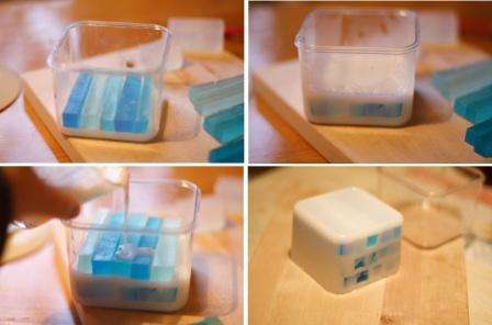 Maak een aparte plastic mal om te gebruiken als mal voor je zeep. Doe er gekleurde zeep in en vul deze met een wit mengsel.