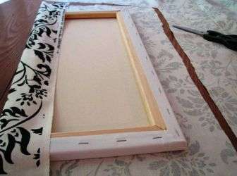 Als de afbeelding klaar is, wordt deze in stukken gesneden en over het voorbereide frame gespannen. Modulaire afbeeldingen