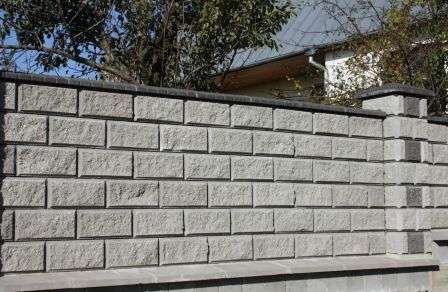Изграждане на ограда от бетонни блокове