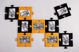De fotocollage ziet er origineel uit als de kaders zijn gemaakt in de vorm van puzzels. Het belangrijkste is om het karton of multiplex correct te snijden, dan zal het multi-frame voor foto's aan de muur echt creatief blijken te zijn.