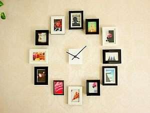 Sommige naaisters gebruiken de klok rond een multiframe om de muur stijlvol te versieren. Je kunt je eigen idee bedenken voor het decoreren van foto's, het belangrijkste is dat het decor wordt gecombineerd met de overall