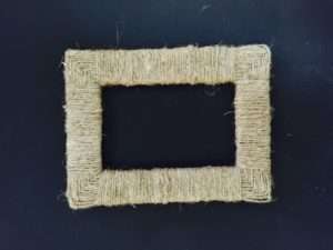 Als je touw of mooi lint hebt, wikkel dan de frames en knoop ze aan elkaar. Meerdere monturen van dezelfde stijl en kleur