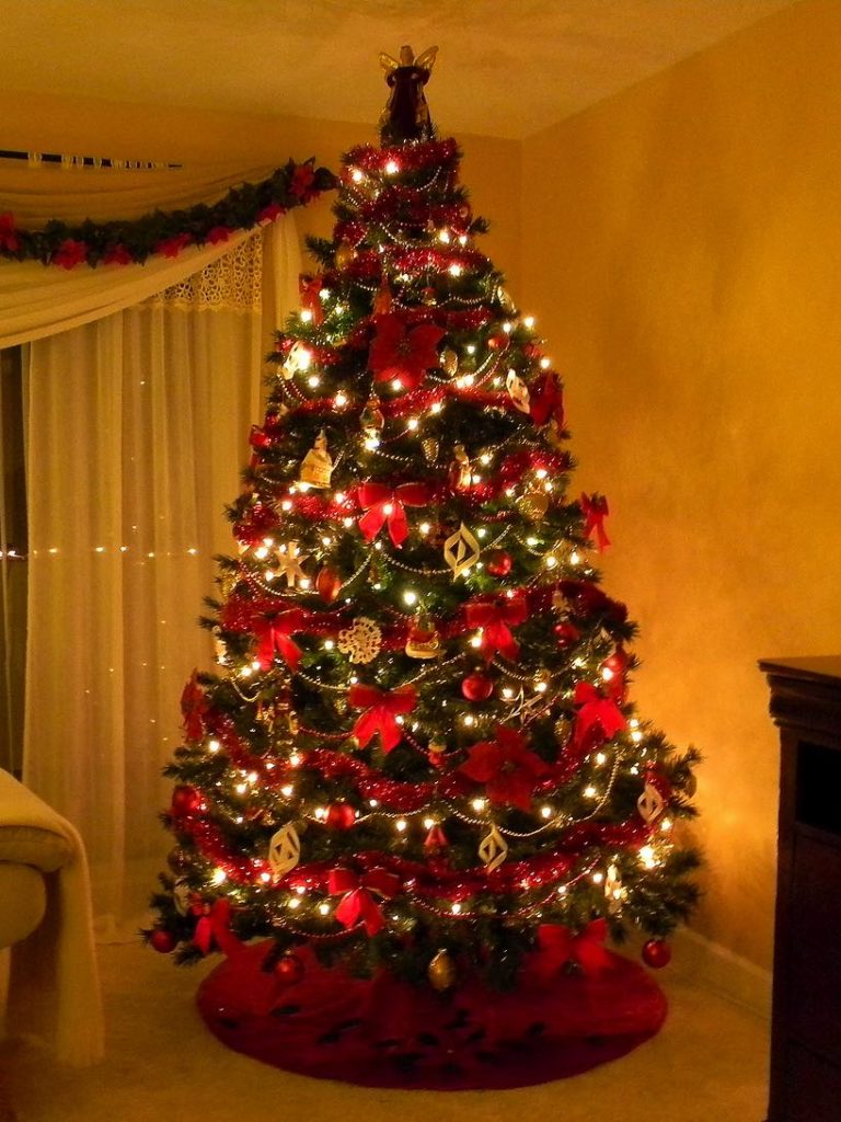 foto's van een versierde kerstboom voor het nieuwe jaar
