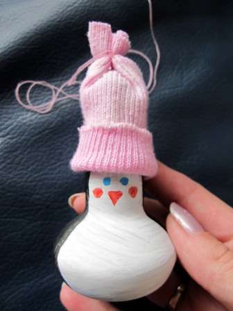 After you have painted the penguins and painted their faces, the cute ones need to be dressed