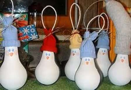 We put on hats, put on scarves. Scarves can be simply tied on penguins, or they can be fixed with hot melt glue