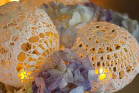 Carefully cover the inflated and balloon with glue-soaked napkins and lace