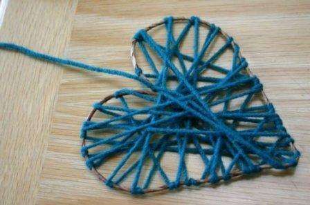Now we take multi-colored threads and wind them on an impromptu frame