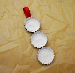 Shaping the body of a snowman from beer caps