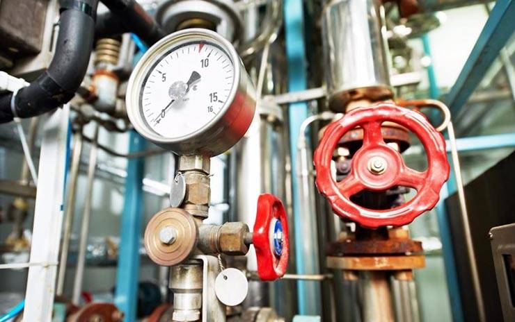Een klep voor het ontluchten van het verwarmingssysteem: wat zijn de afvoeren op de verwarmingsbatterij voor automatische en handmatige ontluchting, een aftapkraan, hoe een ontluchter te plaatsen