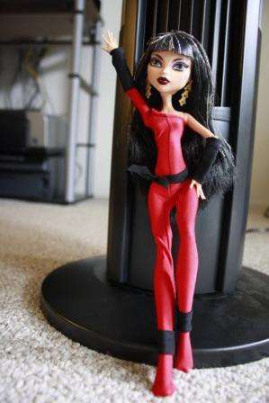 Hoe kleding te naaien voor Monster High-poppen. Masterclass