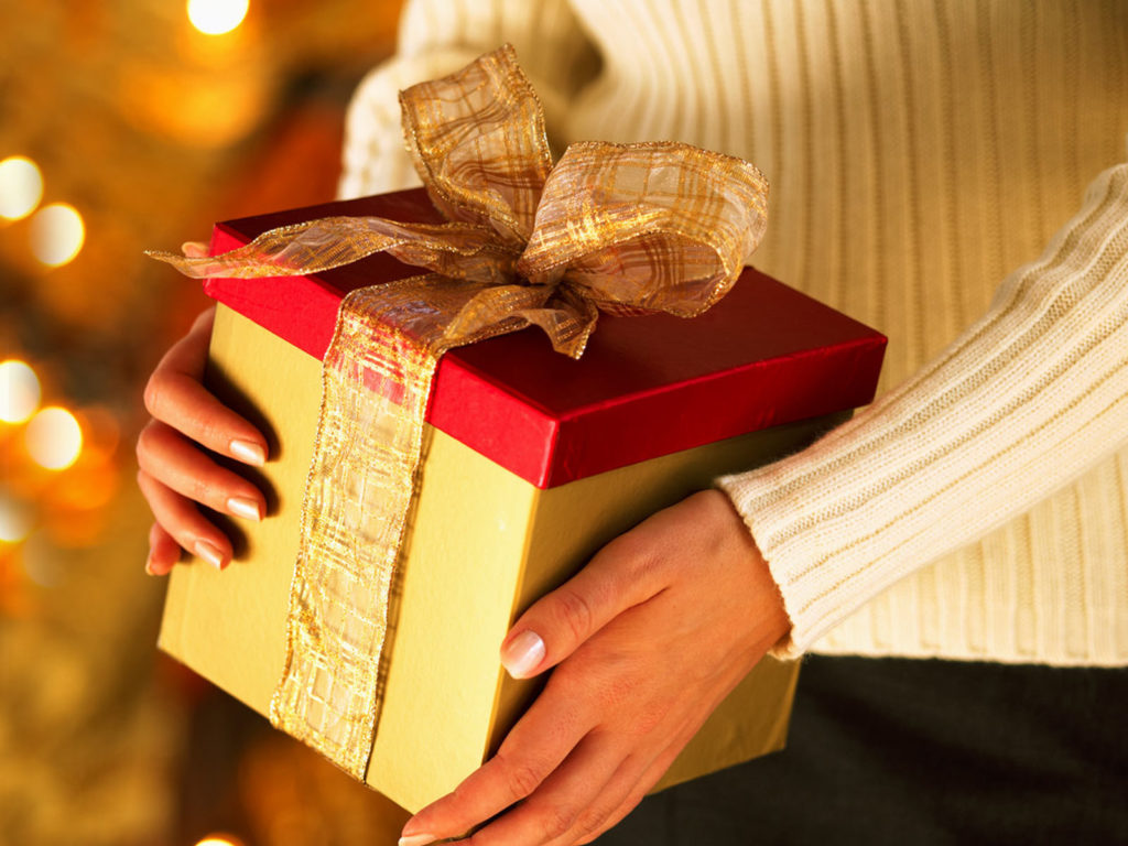 how to give gifts for the new year in an original way