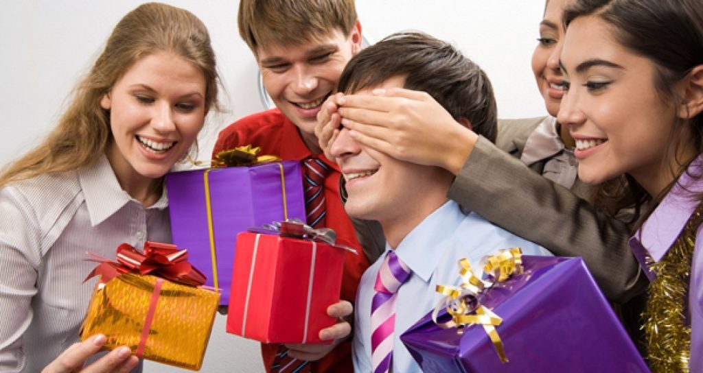 how to give gifts for the new year in an original way