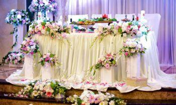 flower arrangements for the wedding on the table