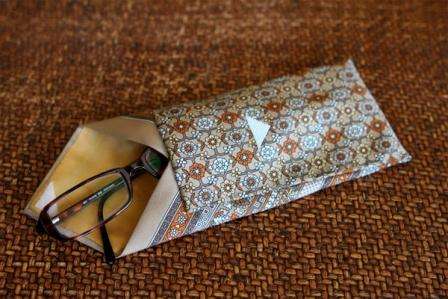 Опитайте да направите калъф за очила от стара вратовръзка. Такъв подарък определено ще зарадва дядо ви и можете да го направите само за 10-15 минути.