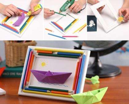 Напоследък обемните занаяти са популярни. След като усвоихте техниката за изработка на обикновена хартиена лодка, можете да направите творчески панел. За да направите това, ще ви е необходима рамка за снимки, цветни моливи, пистолет за лепило и цветна офис хартия.