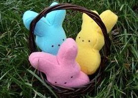 A húsvéti nyuszi a húsvéti ünnep egyik szimbóluma. Javasoljuk, hogy nyuszikát készítsenek a gyerekeknek szövetből saját kezűleg.