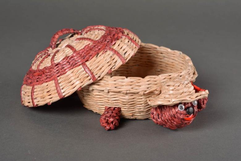 Weaving baskets and other interior items from newspaper tubes: master classes, video instructions