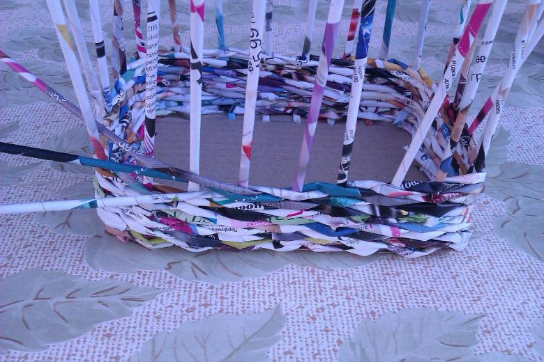 Weaving baskets and other interior items from newspaper tubes: master classes, video instructions