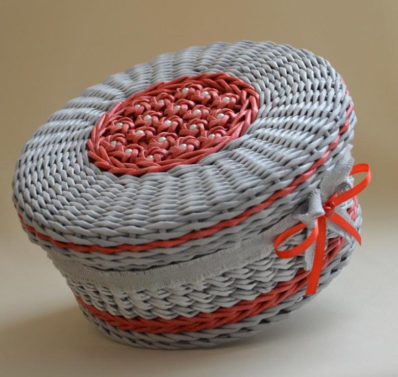 Weaving baskets and other interior items from newspaper tubes: master classes, video instructions