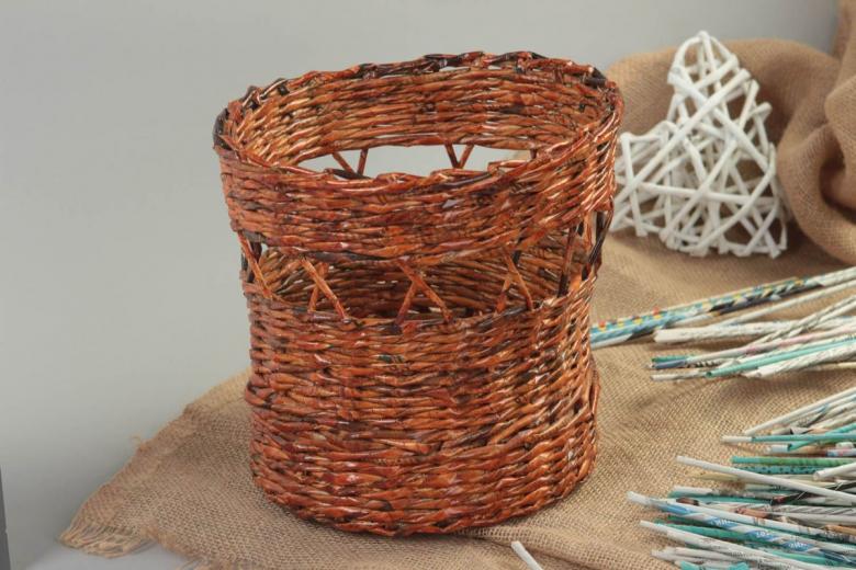 Weaving baskets and other interior items from newspaper tubes: master classes, video instructions