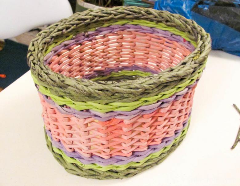 Weaving baskets and other interior items from newspaper tubes: master classes, video instructions