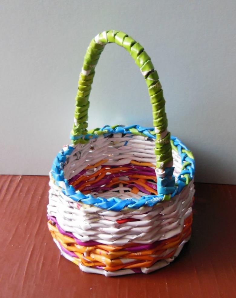 Weaving baskets and other interior items from newspaper tubes: master classes, video instructions