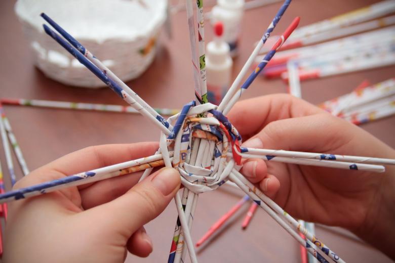 Weaving baskets and other interior items from newspaper tubes: master classes, video instructions